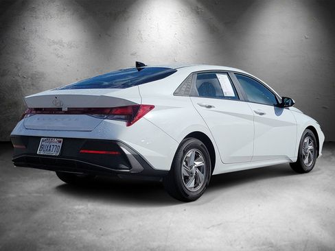 Certified 2025 Hyundai Elantra SE image 3