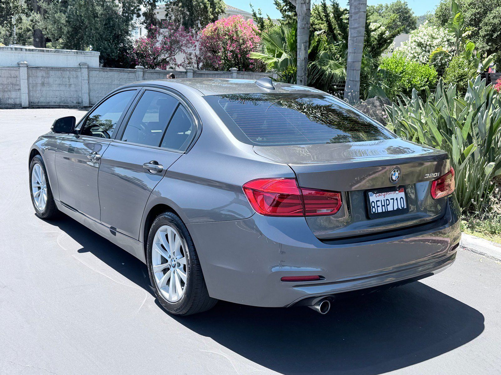 Used 2018 BMW 320i Sedan RWD image 3
