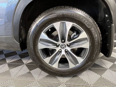 Used 2023 Toyota Highlander XLE AWD/4WD image 13
