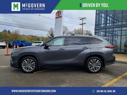 Used 2023 Toyota Highlander Platinum AWD/4WD image 2