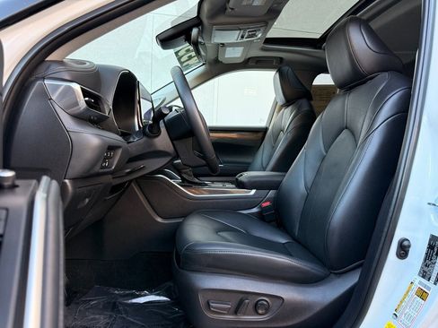 Used 2024 Toyota Highlander Limited image 19