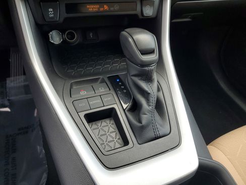 Used 2022 Toyota RAV4 XLE w/ Convenience Package image 28