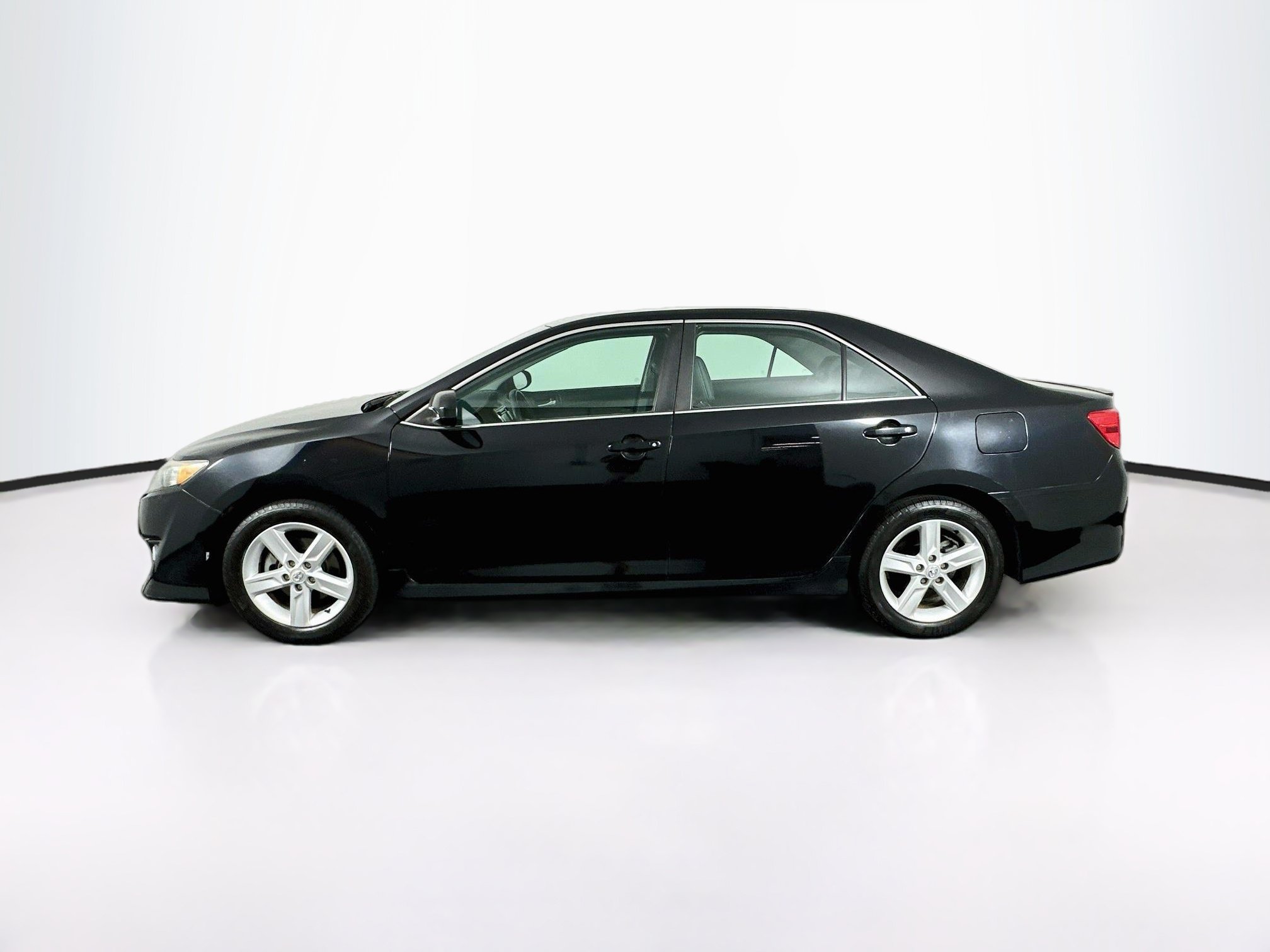 Used 2012 Toyota Camry SE FWD image 4
