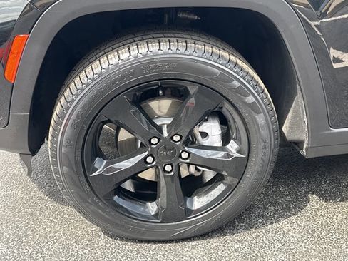 Used 2023 Jeep Grand Cherokee Limited w/ Luxury Tech Group II image 16