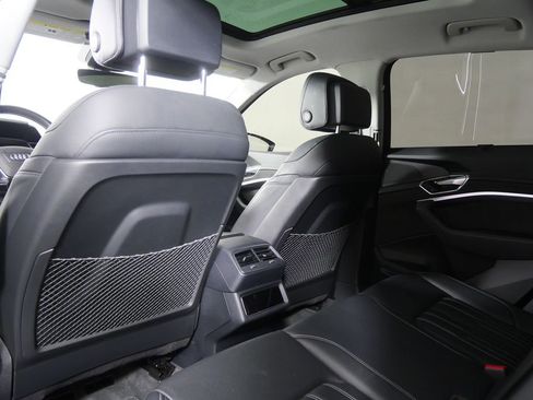 Used 2019 Audi e-tron Prestige w/ Prestige Package image 19