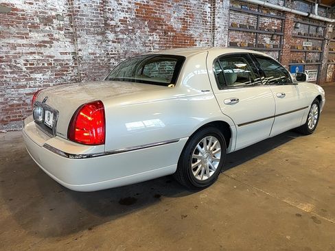 Used 2007 Lincoln Town Car Signature RWD image 3