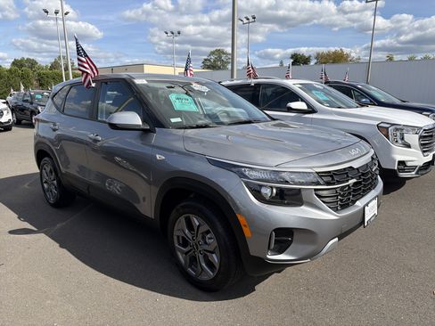 Used 2025 Kia Seltos LX image 4