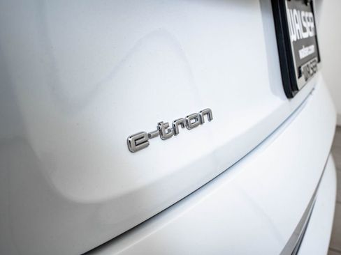 Used 2021 Audi e-tron Premium w/ Convenience Plus Package image 16