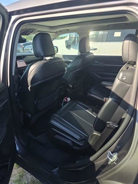 Used 2023 Jeep Grand Cherokee L Limited AWD/4WD image 9