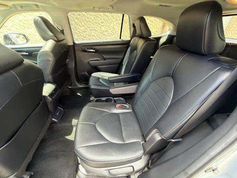 Used 2021 Toyota Highlander XLE AWD/4WD image 18