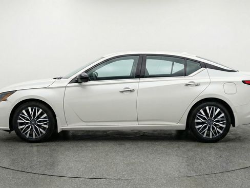 Used 2025 Nissan Altima 2.5 SV image 5
