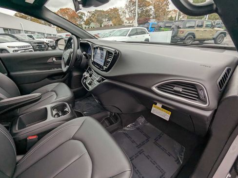 New 2026 Chrysler Voyager LX FWD image 22