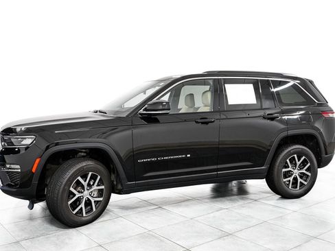 Used 2025 Jeep Grand Cherokee Limited AWD/4WD image 4