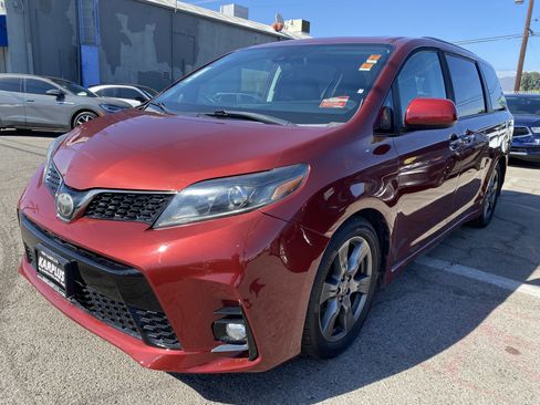 Used 2020 Toyota Sienna SE Premium FWD image 2
