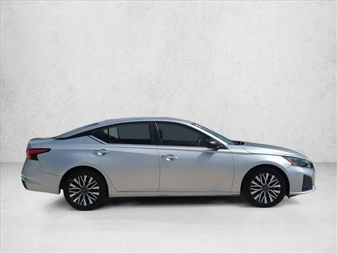 Used 2024 Nissan Altima 2.5 SV image 4