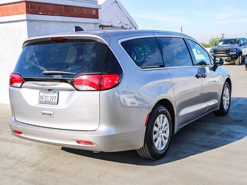 Used 2021 Chrysler Voyager L FWD image 9