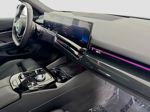 Used 2025 BMW 530i xDrive w/ Premium Package image 31