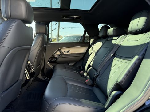 Used 2025 Land Rover Range Rover Sport SE image 15