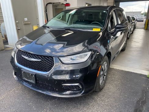 Used 2023 Chrysler Pacifica Touring-L FWD image 2