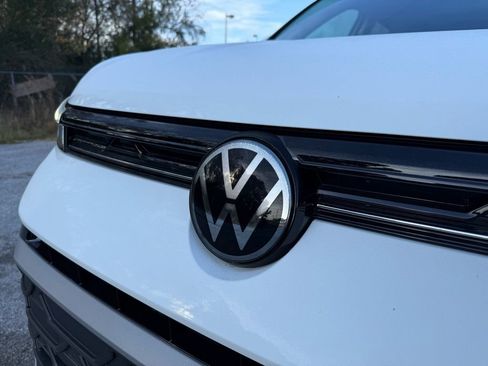 Used 2025 Volkswagen Taos SE w/ Panoramic Sunroof Package image 8