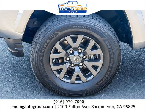 Used 2020 Toyota Tacoma SR5 AWD/4WD image 9