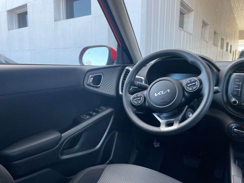 Used 2025 Kia Soul LX w/ LX Technology Package FWD image 32