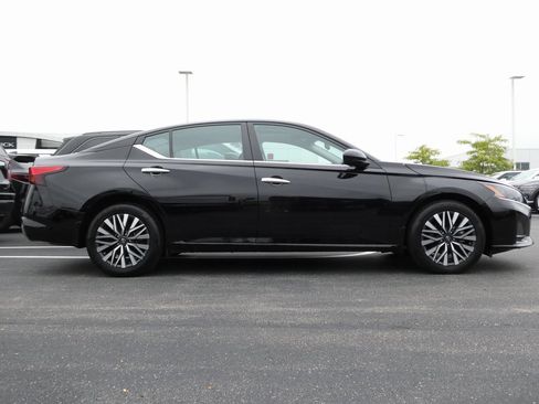 Used 2024 Nissan Altima 2.5 SV w/ SV Premium Package image 2