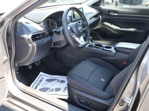Used 2025 Nissan Altima 2.5 SV FWD image 10