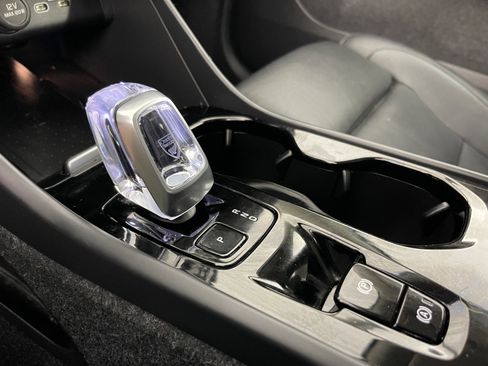 Used 2024 Volvo XC40 B5 Plus image 36