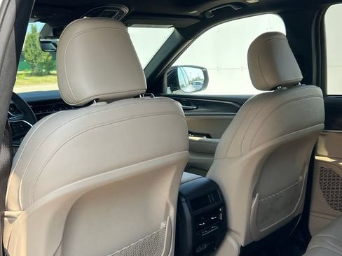 Used 2023 Jeep Grand Cherokee Limited w/ Luxury Tech Group II AWD/4WD image 40