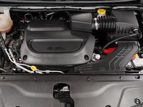 Certified 2025 Chrysler Pacifica Select AWD/4WD image 47
