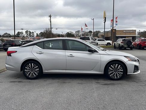 Used 2025 Nissan Altima 2.5 SV image 2