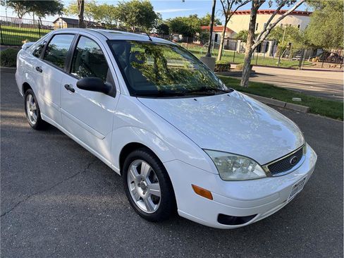 Used 2005 Ford Focus SES FWD image 1
