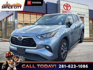 Used 2020 Toyota Highlander XLE FWD video 1