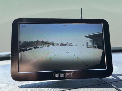 Used 2017 Nissan Titan SV image 18