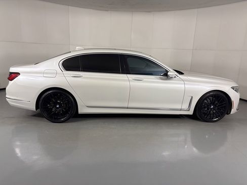 Used 2020 BMW 740i image 9