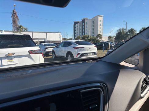 Used 2024 Chrysler Pacifica Touring-L image 36