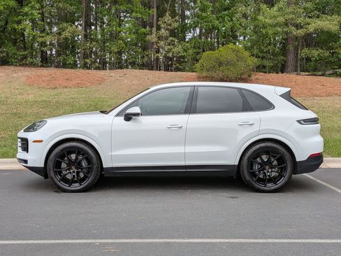 Certified 2025 Porsche Cayenne AWD/4WD image 2