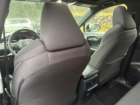 Used 2022 Toyota RAV4 SE image 10