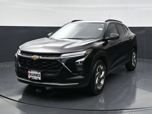 Used 2025 Chevrolet Trax LT w/ LT Convenience Package FWD image 5