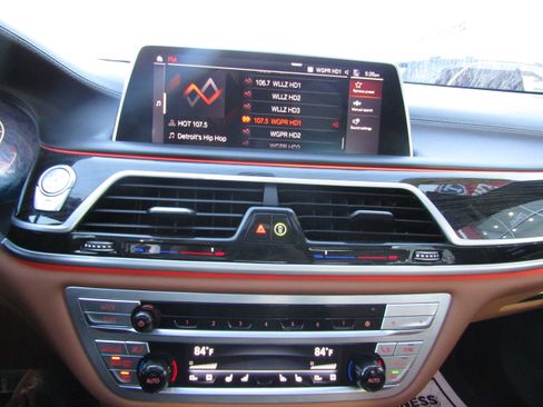 Used 2021 BMW 750i xDrive w/ Executive Package image 16