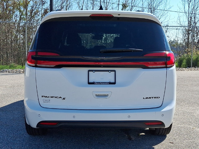Used 2025 Chrysler Pacifica Limited FWD image 8
