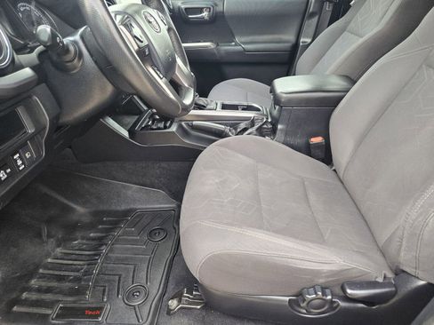 Used 2018 Toyota Tacoma TRD Sport w/ Technology Package image 16