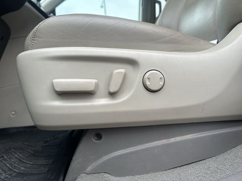 Used 2019 Toyota Sienna XLE w/ XLE Navigation Package FWD image 17