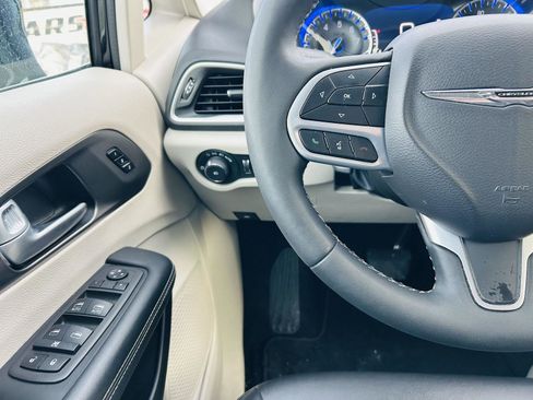 Used 2024 Chrysler Pacifica Touring-L image 16