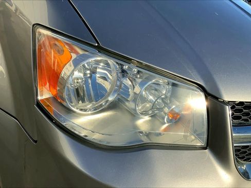 Used 2019 Dodge Grand Caravan SE w/ UConnect Hands-Free Group image 23