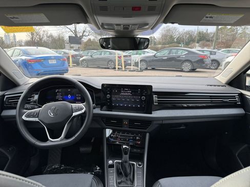 Used 2025 Volkswagen Jetta SE image 30