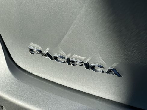 Used 2024 Chrysler Pacifica Touring-L FWD image 15