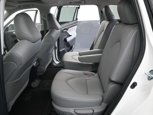 Used 2023 Toyota Highlander Limited FWD image 14