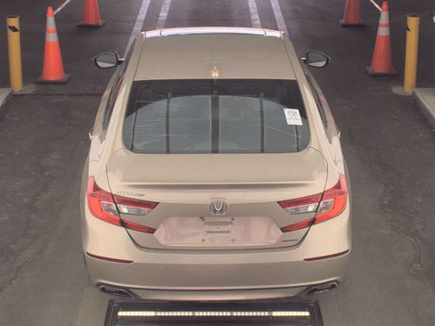 Used 2018 Honda Accord Touring image 6